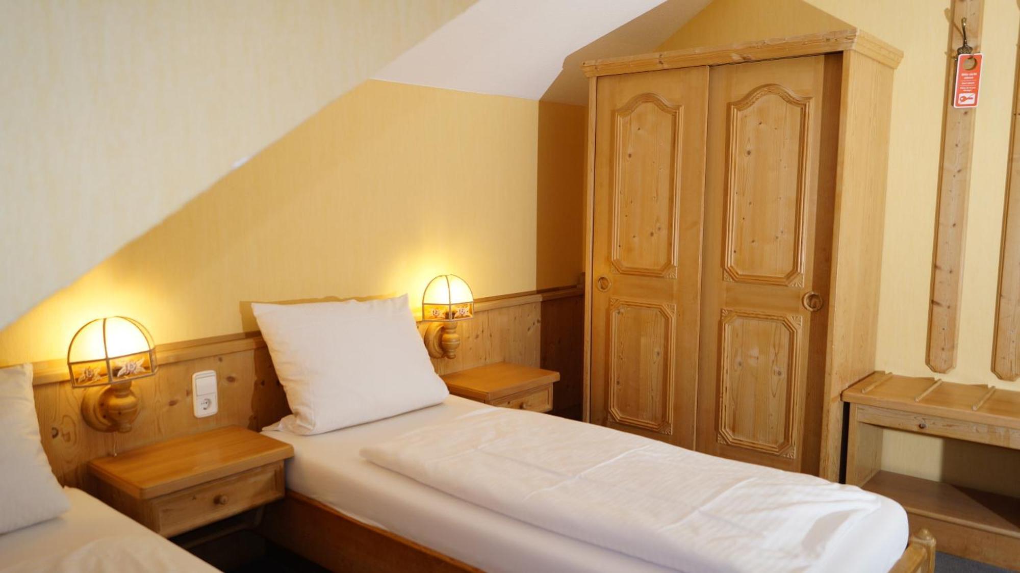 Landgasthof Falken Huttlingen Rom bilde